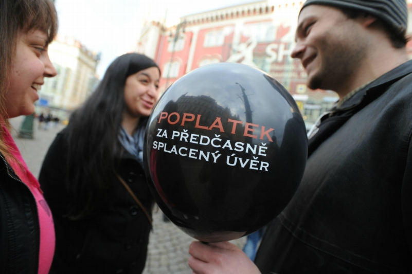 Boj o vrácení nesmyslných poplatků od bank zatím nemá vítěze. 