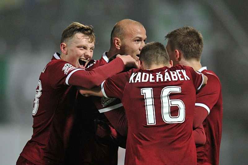Fotbalisté Sparty se radují z gólu.