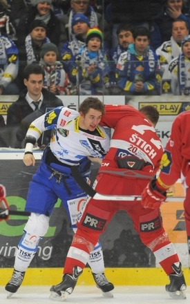 Kanadský obránce Komety Ryley Miller (vlevo) v bitce s obráncem Slavie Davidem Štichem.