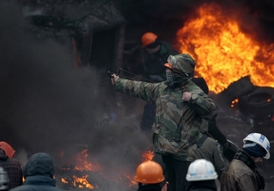 Demonstranti házeli na těžkooděnce zápalné láhve i kameny.