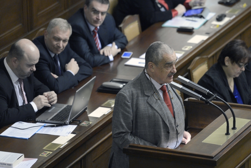 Předseda TOP 09 Karel Schwarzenberg na schůzi sněmovny. Předseda TOP 09 Karel Schwarzenberg na schůzi sněmovny.