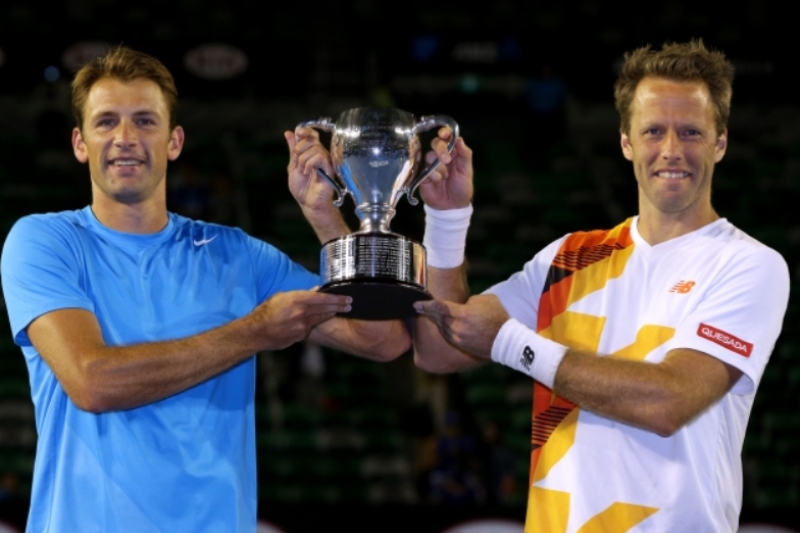 Vítězové Australian Open Lukasz Kubot (vlevo) a Robert Lindstedt.