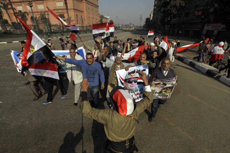 Egypťané mávají národními vlajkami a vykřikují hesla proti terorismu.