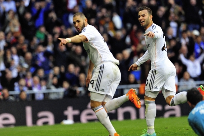Útočník Realu Madrid Karim Benzema (vlevo) slaví svůj gól. 