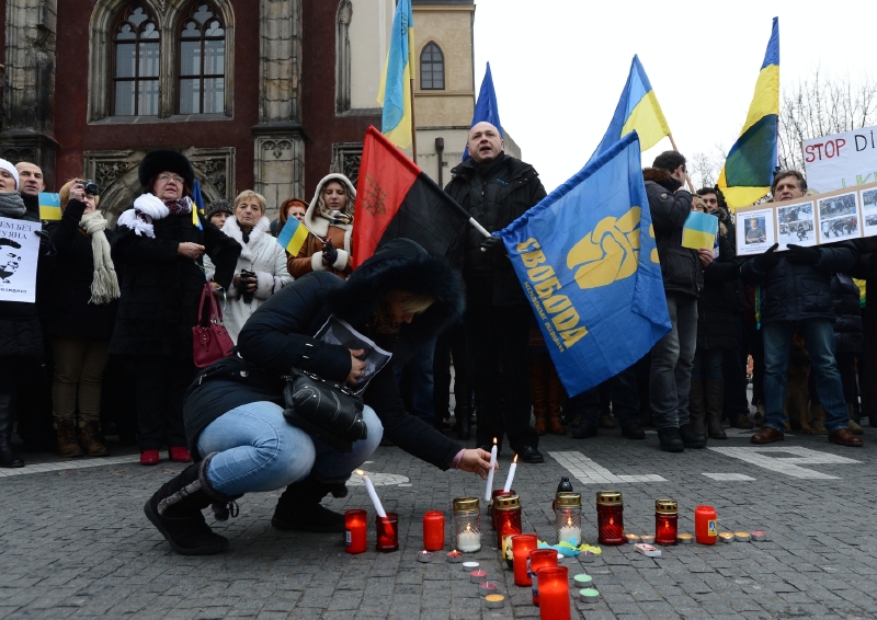Více než 400 Ukrajinců a jejich sympatizantů se sešlo v Praze na Staroměstském náměstí.