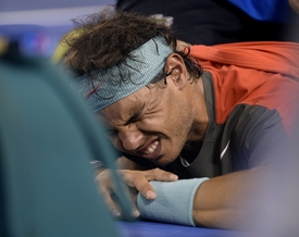 Trpící Rafael Nadal.