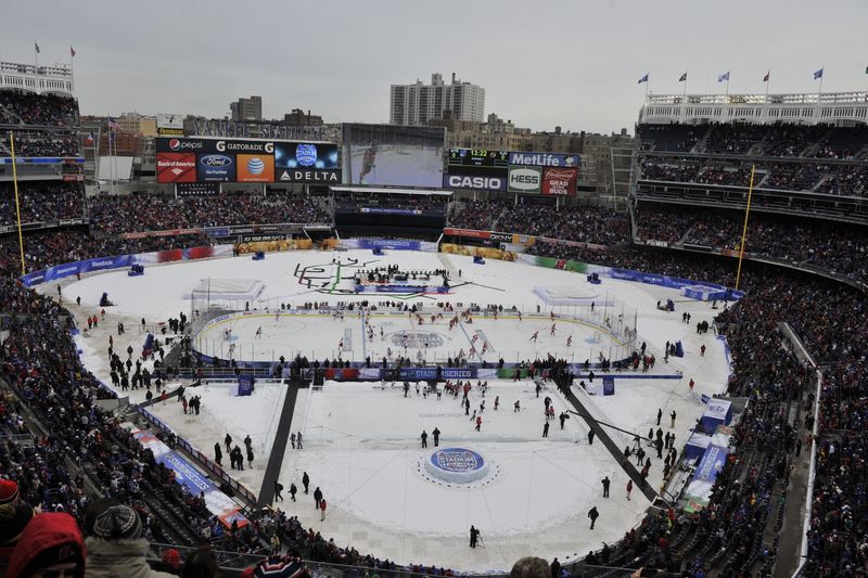 Duel Rangers s New Jersey hostil Yankee Stadium v Bronxu.