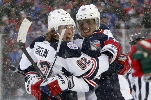 Carl Hagelin (vlevo) a obránce Marc Staal se radují z gólu.