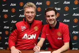 Juan Mata je hráčem Manchesteru United. Na snímku s manažerem Davidem Moyesem.