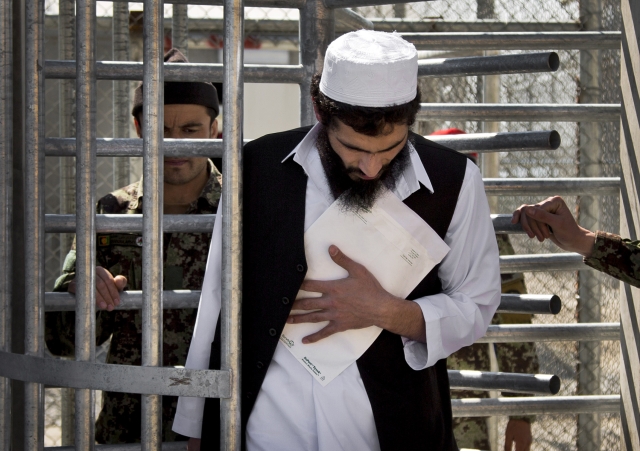 Afghánská vláda propustí vězně z detenčního zařízení v Bagrámu.