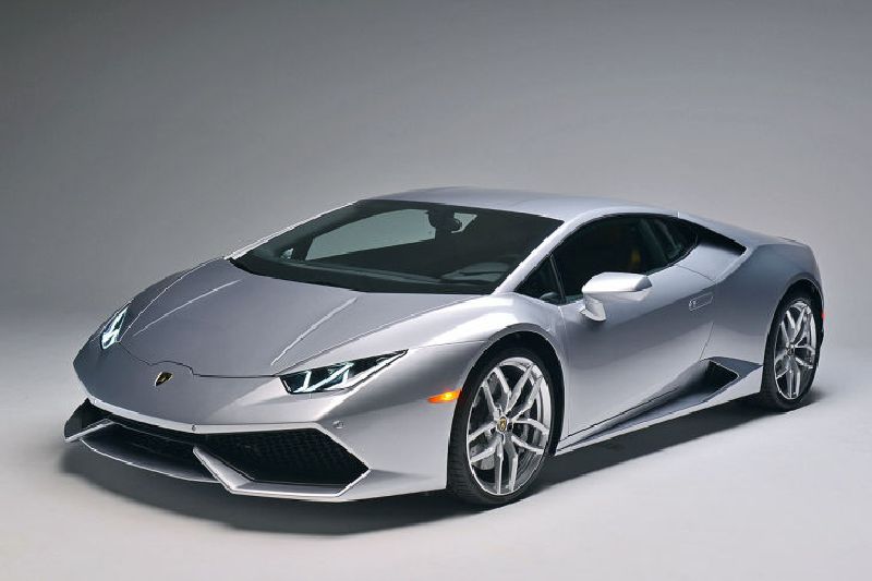 Více než šest stovek koní je pod kapotou Lamborghini Huracán. Více než šest stovek koní je pod kapotou Lamborghini Huracán.