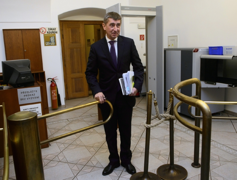 Předseda ANO a budoucí ministr financí Andrej Babiš odchází po jednání s designovaným premiérem a předsedou ĆSSD Bohuslavem Sobotkou. Předseda ANO a budoucí ministr financí Andrej Babiš odchází po jednání s designovaným premiérem a předsedou ĆSSD Bohuslavem Sobotkou.