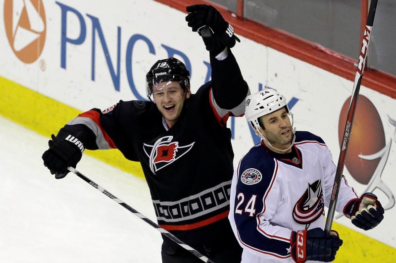 Hokejový útočník Jiří Tlustý se v pondělním utkání NHL podílel jednou asistencí na výhře Caroliny nad Columbusem 3:2 a bodoval ve čtvrtém z posledních pěti zápasů.