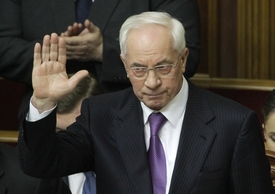 Ukrajinský premiér Mykola Azarov nabídl rezignaci.