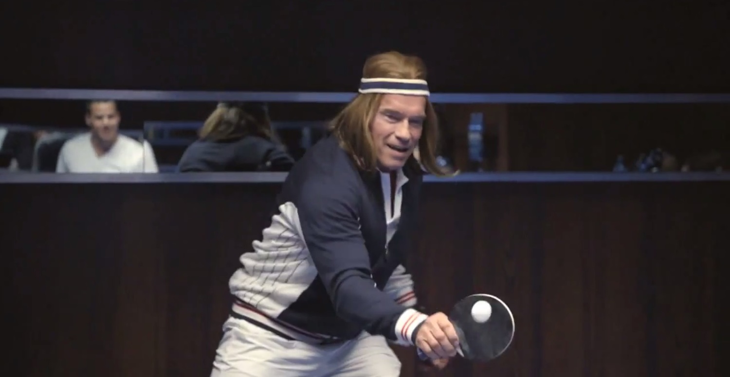 Arnold hraje ping pong.