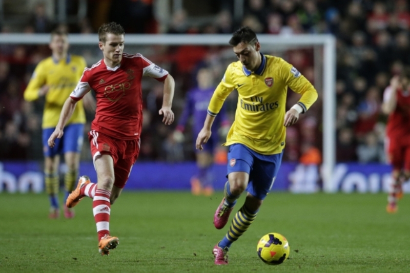 Záložník Arsenalu Mesut Ozil (vpravo) uniká Lukeovi Shawovi ze Southamptonu.
