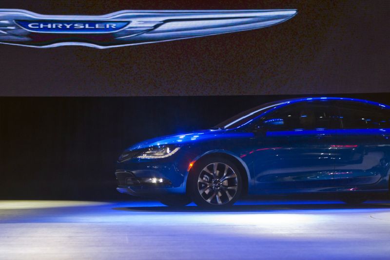 Při detroitském autosalonu představil Chrysler nový sedan 200.