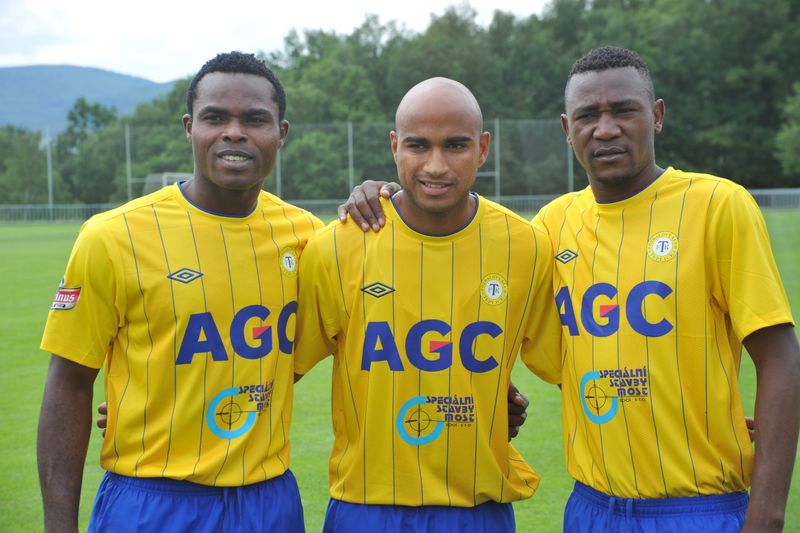Na snímku jsou nové posily týmu, (zleva) nigerijský útočník Eugene Salami, reprezentant Kapverských ostrovů Nivaldo a Francis Litsingi z Konga.