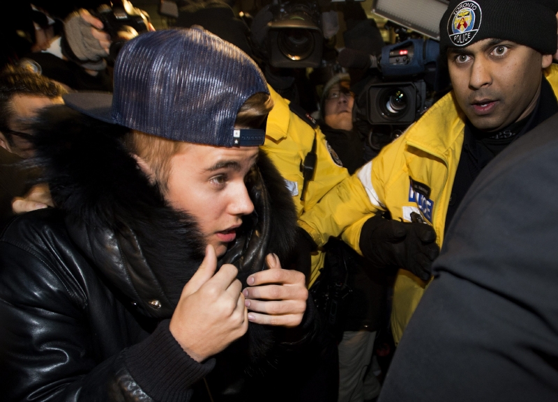 Zpěváka Justina Biebera odvádí policie. Zpěváka Justina Biebera odvádí policie.