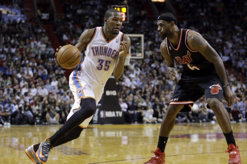 Kevin Durant (v bílém).