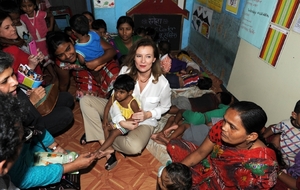 Bývalá Hollandova partnerka si "léčí duši" i humanitární prací v Indii.