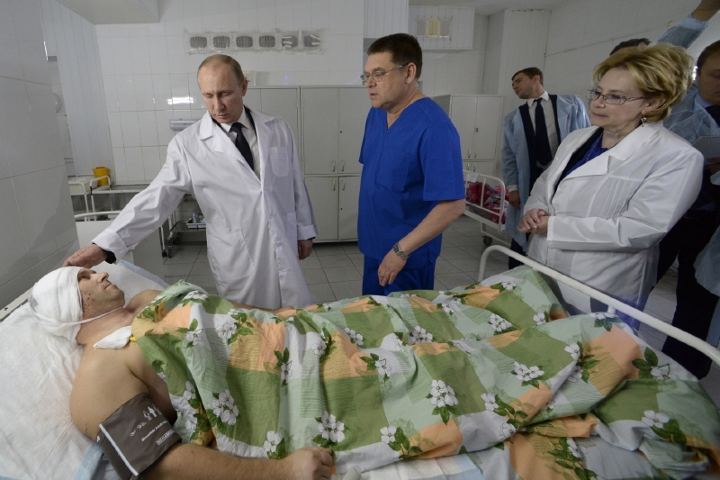 Ruský prezident Putin u zraněných při teroristických útocích z Volgogradu.