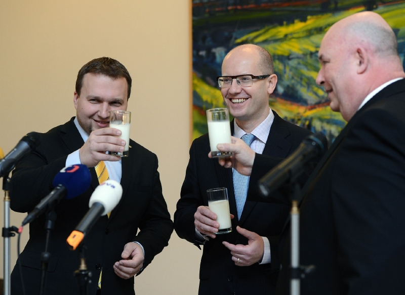 Nástup ministra Mariana Jurečky (vlevo) oslavil premiér Bohuslav Sobotka a odstupující ministr Miroslav Toman (vpravo) sklenicí mléka. Nástup ministra Mariana Jurečky (vlevo) oslavil premiér Bohuslav Sobotka a odstupující ministr Miroslav Toman (vpravo) sklenicí mléka.