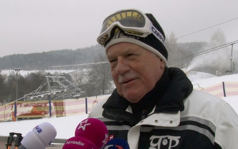 Vášnivý lyžař Václav Klaus mírní své opovržení snowboardy. Svah na Monínci brázdil bez ochranné helmy.