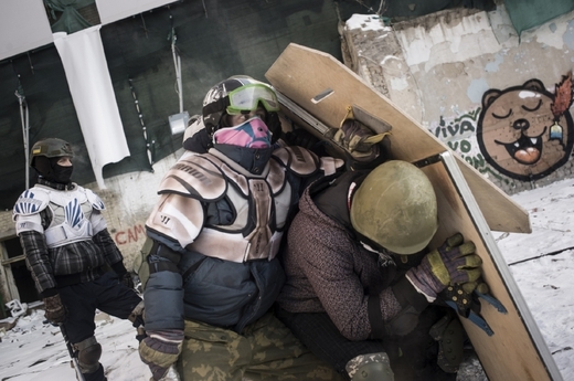Demonstranti se připravují na střety s policií.