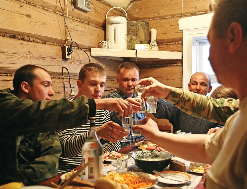 U kuřáků ve věku 35 až 54 let, kteří pijí více než jeden a půl litru vodky týdně, je podle propočtů badatelů riziko úmrtí 35 procent (ilustrační foto). 