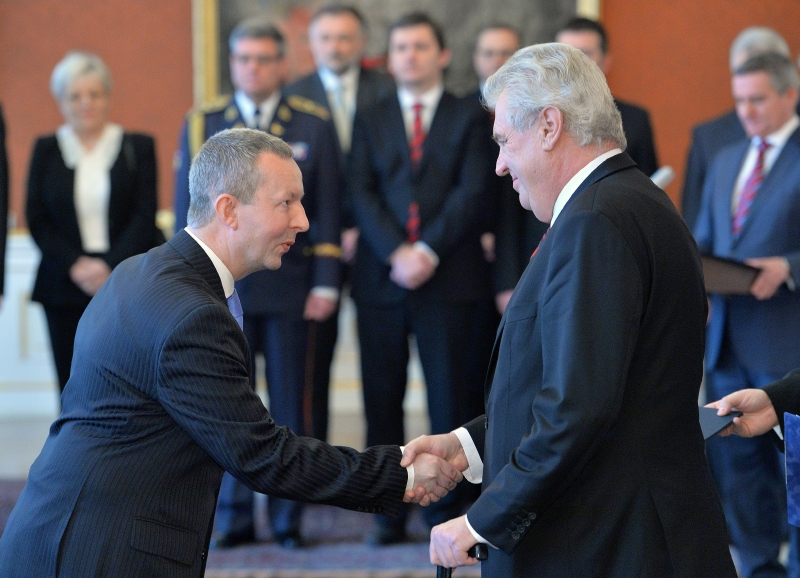 Nový ministr životního prostředí Richard Brabec a prezident Miloš Zeman (vpravo).