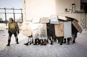 Protesty pokračují.