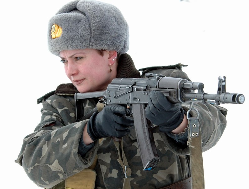 Ukrajinská vojačka s útočnou puškou AK-74 (ilustrační foto).