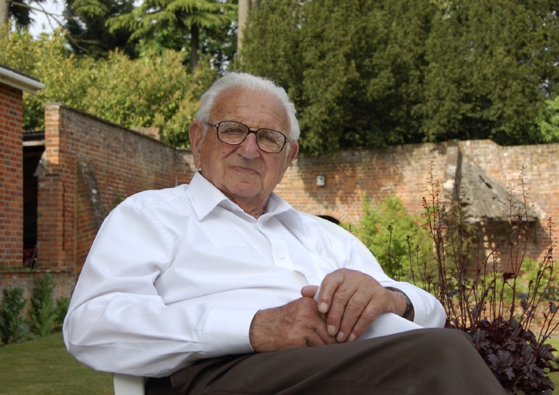 Nicholas Winton byl navržen na Nobelovu cenu za mír. Nicholas Winton byl navržen na Nobelovu cenu za mír.