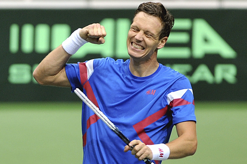 Tomáš Berdych se raduje z výhry nad Igorem Sijslingem.