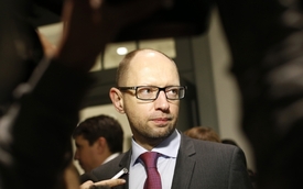 Jeden z opozičních předáků Arsenij Jaceňuk.