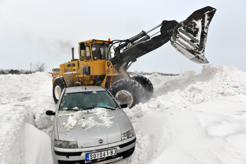 S vysvobozením automobilů pomáhá i těžká technika.