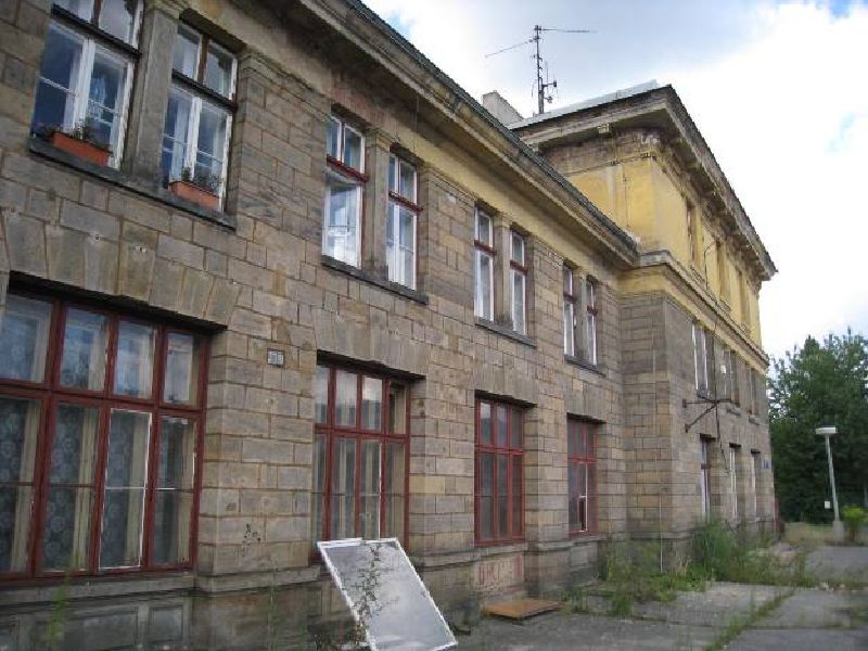 Budova nádraží se najednou ocitla na periferii města.