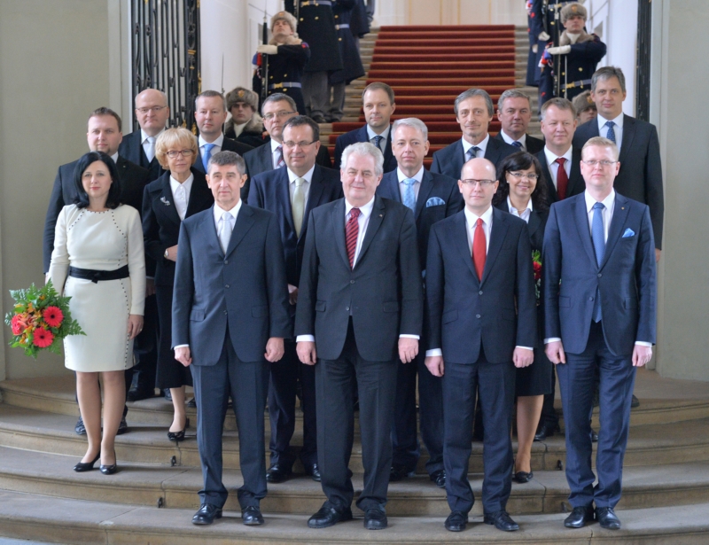 Ministři nové vlády Bohuslava Sobotky s prezidentem Milošem Zemanem.