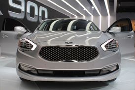 Kia K900 tak, jak byla představena při autosalonu v Los Angeles.