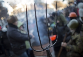 Jeden demonstrant si vzal na Janukovyče vidle.