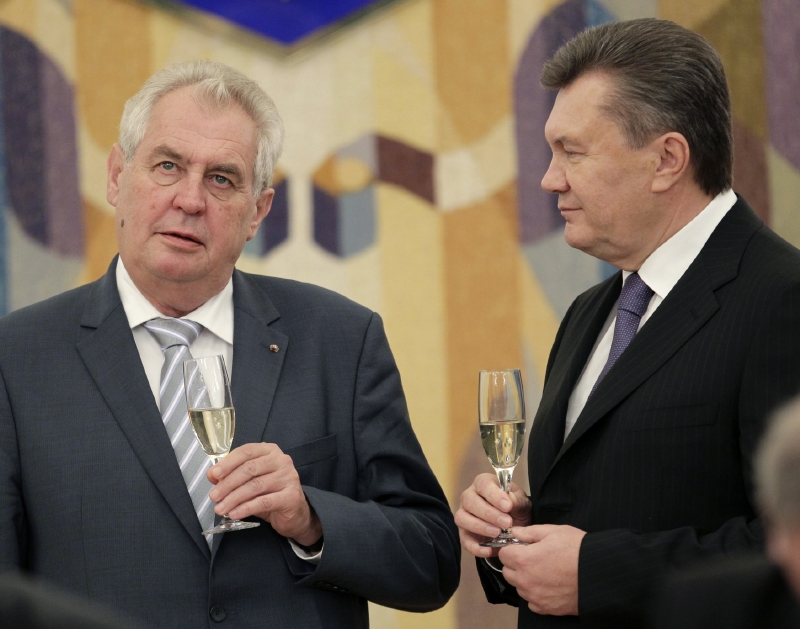 Český prezident Miloš Zeman (vlevo) a jeho ukrajinský protějšek Viktor Janukovyč.