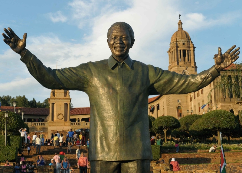 Mandela ve své poslední vůli neškudlil. Na snímku jeho nová socha v Pretorii.