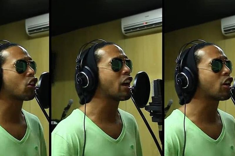 Ronaldinho ve studiu. Ronaldinho ve studiu.
