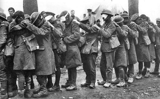 Známý snímek britských vojáků (British 55th ,West Lancashire, Division) zasažených za 1. světové války yperitem.