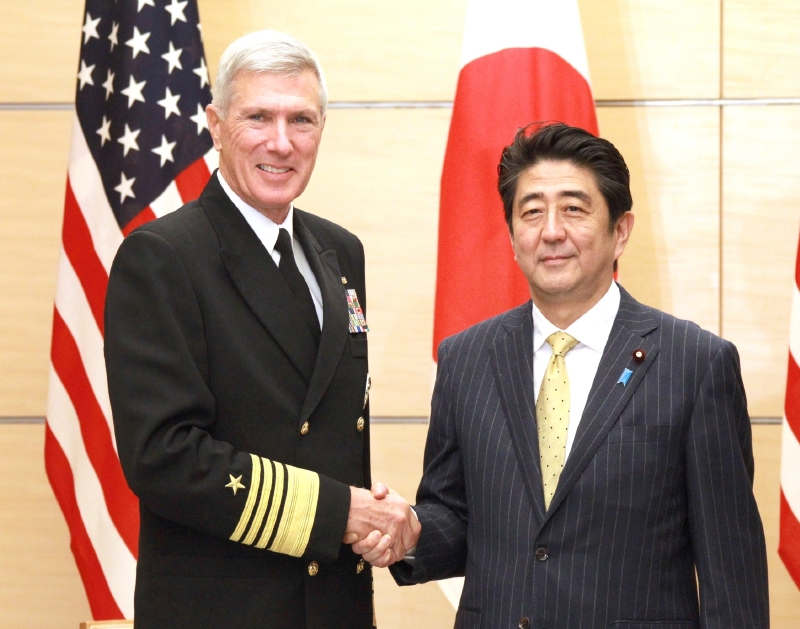 Japonský premiér Šinzó Abe a admirál Samuel J. Locklear, vrchní velitel americké flotily v Pacifiku.