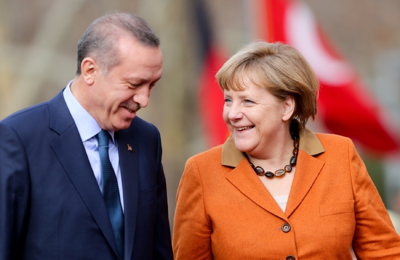 Merkelová a Erdogan v Berlíně. Za kencléřčinými úsměvy ostražitost.