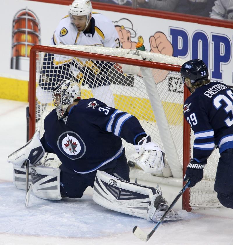 Gólman Ondřej Pavelec v akci.