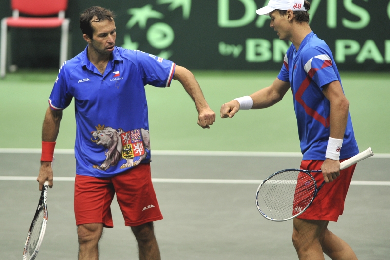 Radek Štěpánek (vlevo) při víkendovém zápasu Davis Cupu v Ostravě.
