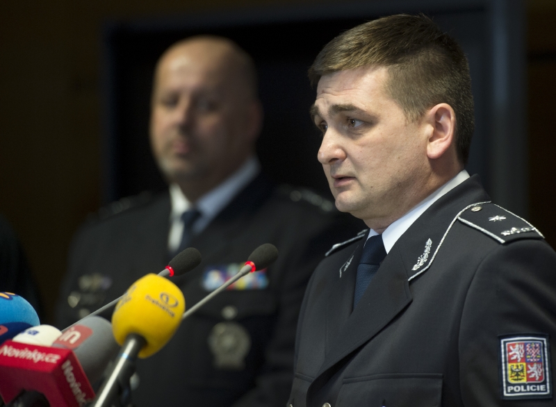 Martin Červíček a Petr Lessy (vlevo v pozadí) vystoupili 5. února v Praze na tiskové konferenci ministra vnitra k řešení situace ve vedení policie.